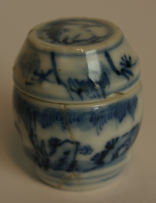 1960-0282-KPO-16-43 I.jpg; 1960-0282-KPO/16-43; Vaas/pot met blauw-wit decor uit de salon van het grote poppenhuis.; vazen